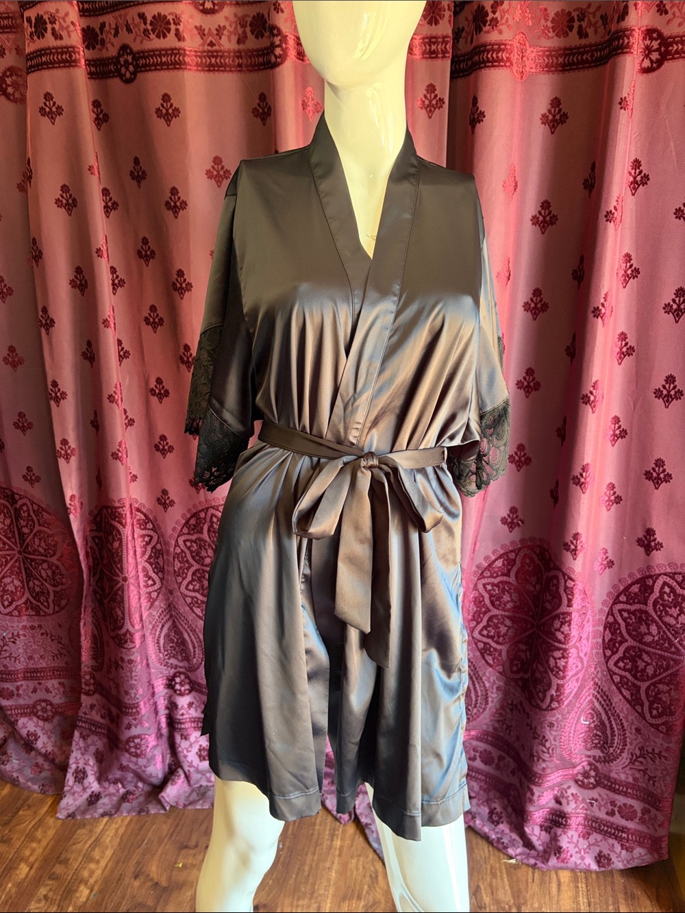 Black Fenty Satin Lace-Trim Robe Size X-Small